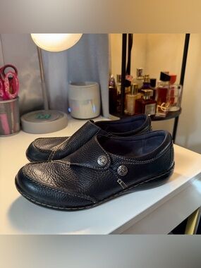 dark blue clarks leather clogs 💙✨ (size 9M)